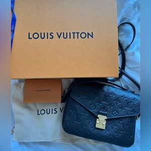 Louis Vuitton Pochette metis black empreinte leather